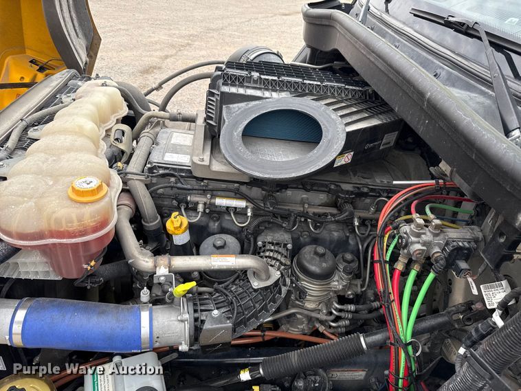 image for item ET6365 2021 Freightliner Cascadia 126 semi truck