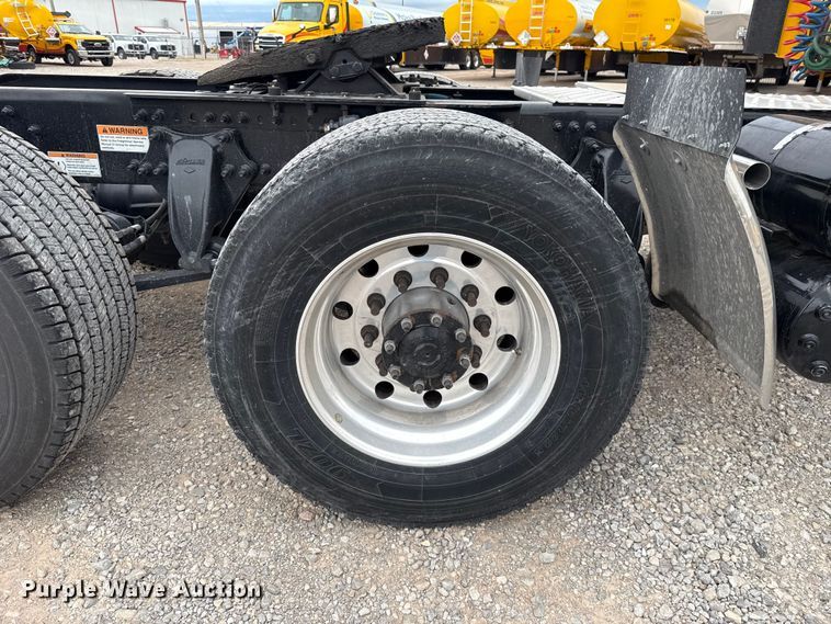 image for item ET6365 2021 Freightliner Cascadia 126 semi truck