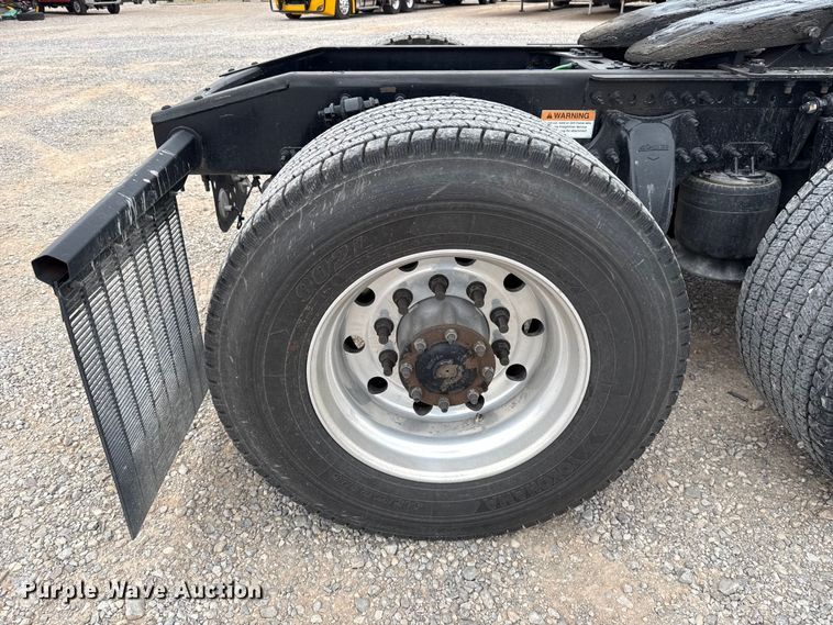 image for item ET6365 2021 Freightliner Cascadia 126 semi truck