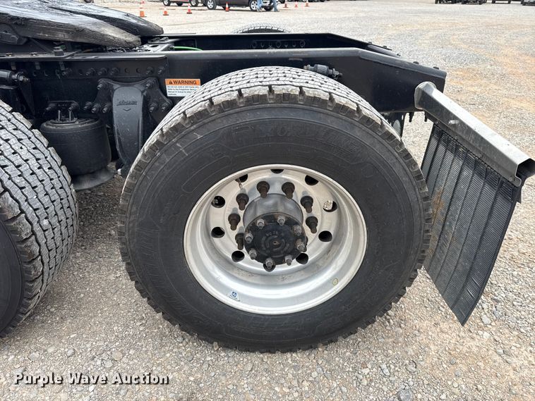 image for item ET6365 2021 Freightliner Cascadia 126 semi truck