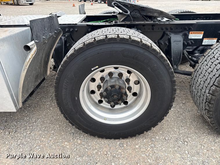 image for item ET6365 2021 Freightliner Cascadia 126 semi truck