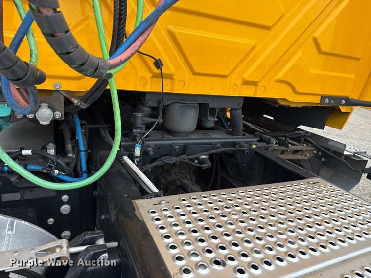image for item ET6366 2024 International LT625 semi truck