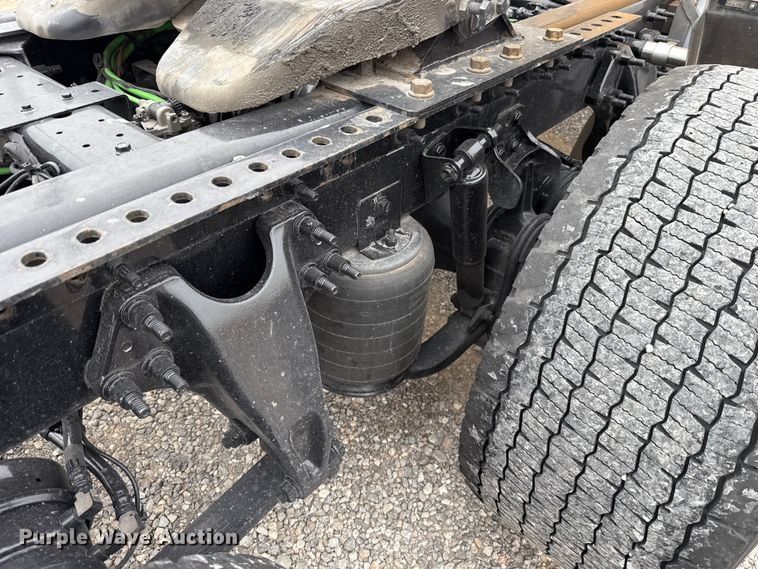 image for item ET6366 2024 International LT625 semi truck