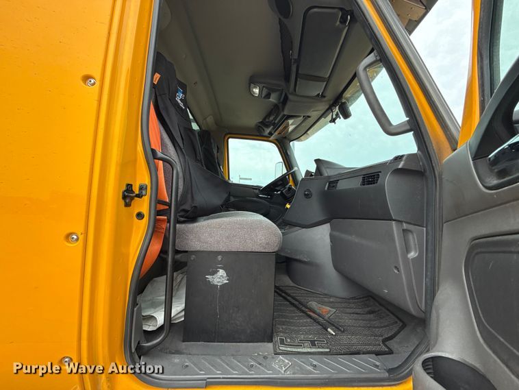image for item ET6366 2024 International LT625 semi truck