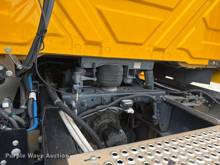 image for item ET6367 2023 International LT625 semi truck
