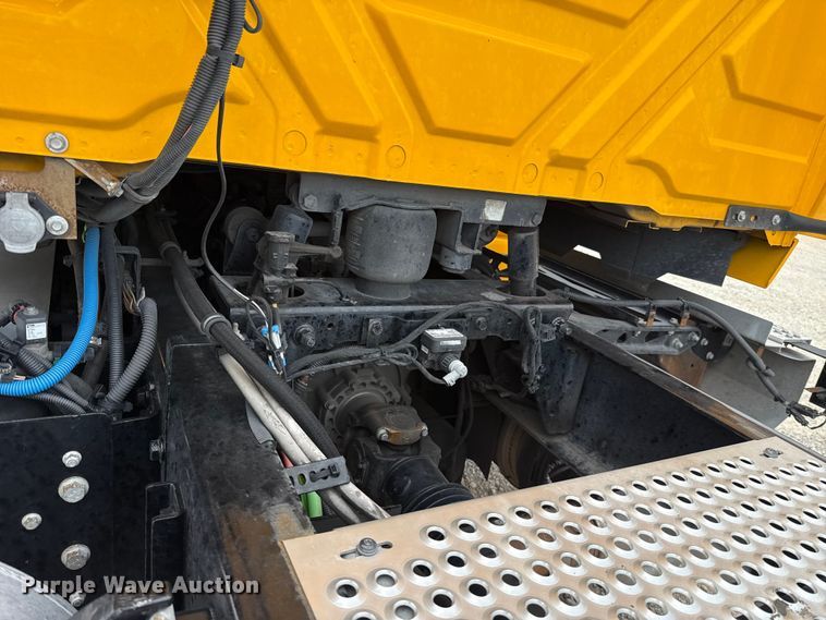 image for item ET6368 2023 International LT625 semi truck