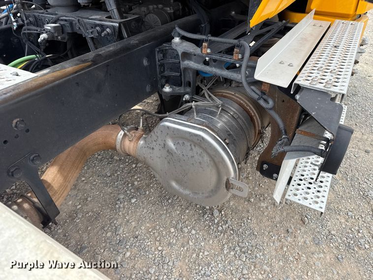 image for item ET6368 2023 International LT625 semi truck