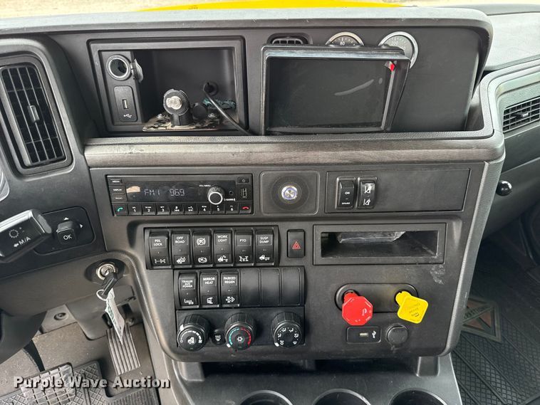 image for item ET6368 2023 International LT625 semi truck