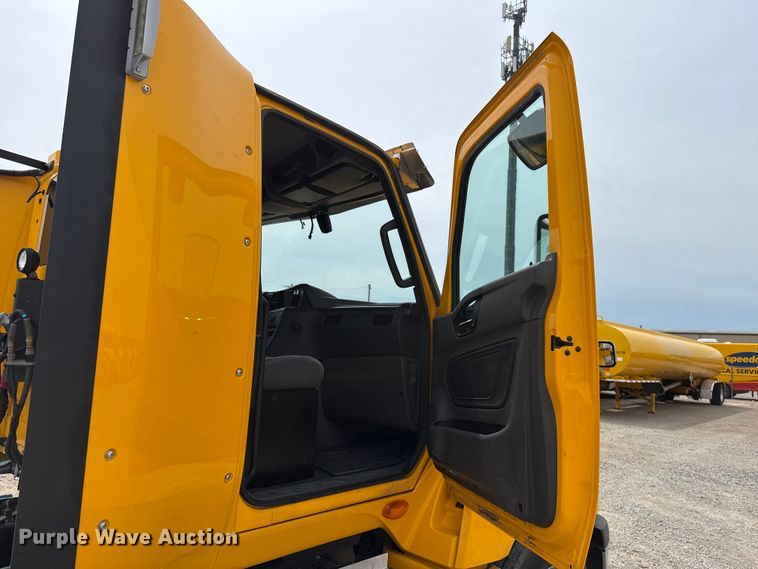 image for item ET6368 2023 International LT625 semi truck