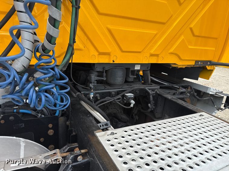 image for item ET6369 2023 International LT625 semi truck