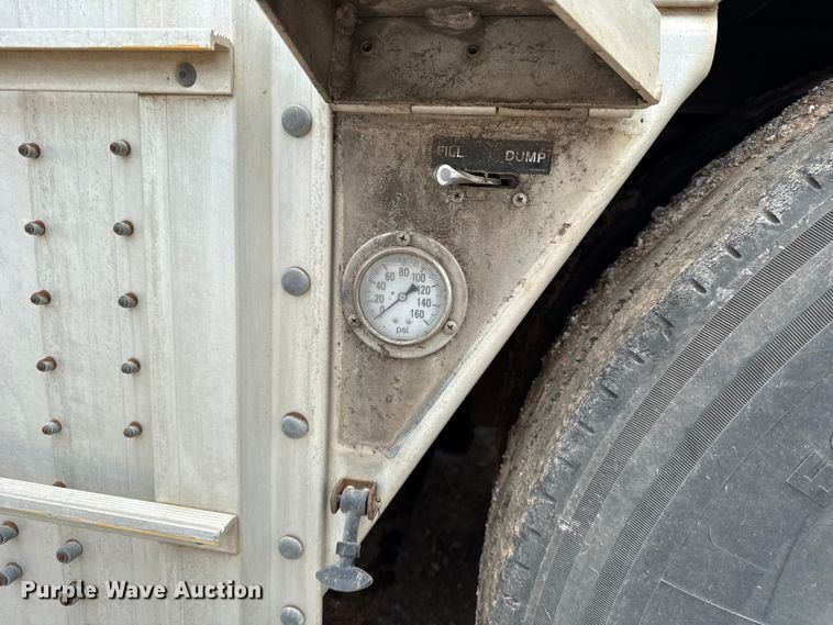 image for item ET6386 2017 Wilson PSDCL-402 livestock trailer