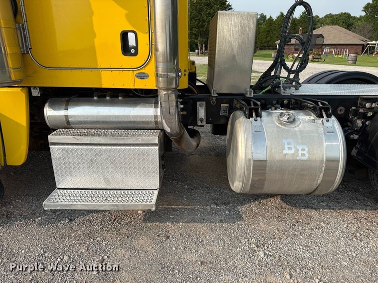 image for item ET6391 2008 Peterbilt 388 semi truck