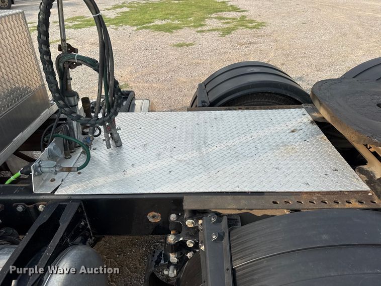 image for item ET6391 2008 Peterbilt 388 semi truck