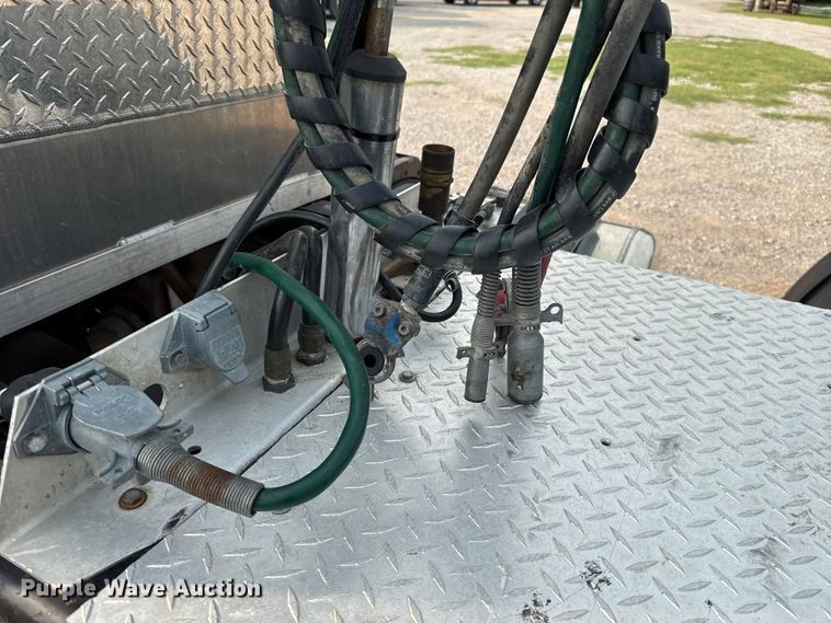 image for item ET6391 2008 Peterbilt 388 semi truck