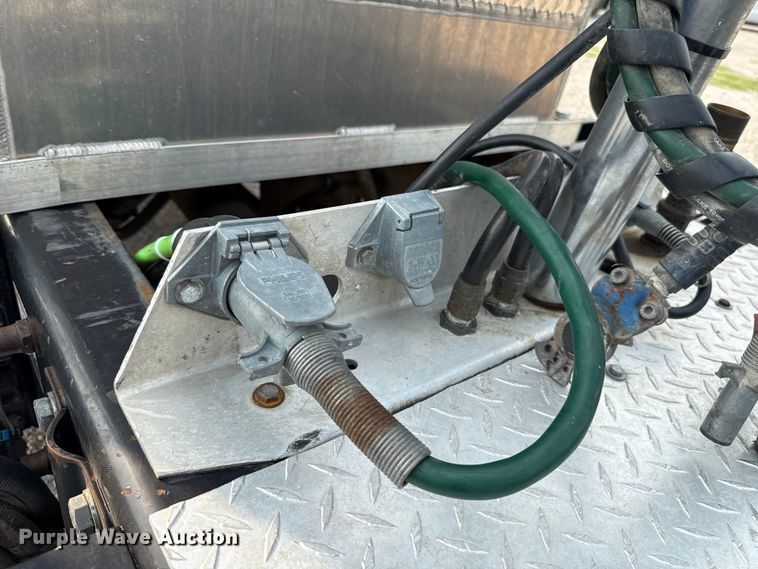 image for item ET6391 2008 Peterbilt 388 semi truck