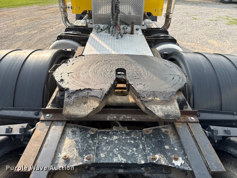 image for item ET6391 2008 Peterbilt 388 semi truck