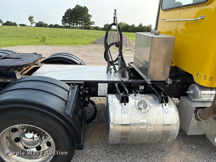 image for item ET6391 2008 Peterbilt 388 semi truck