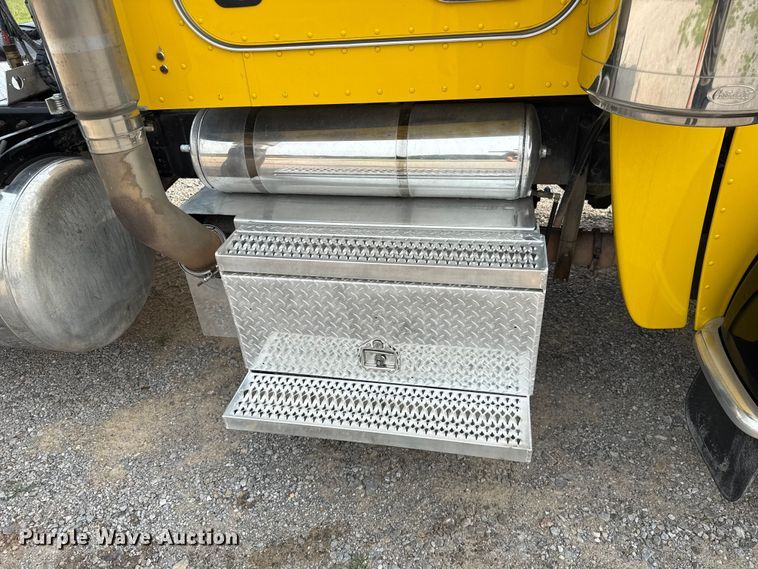 image for item ET6391 2008 Peterbilt 388 semi truck