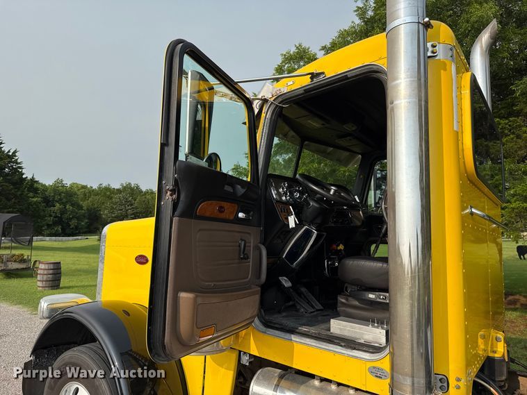 image for item ET6391 2008 Peterbilt 388 semi truck