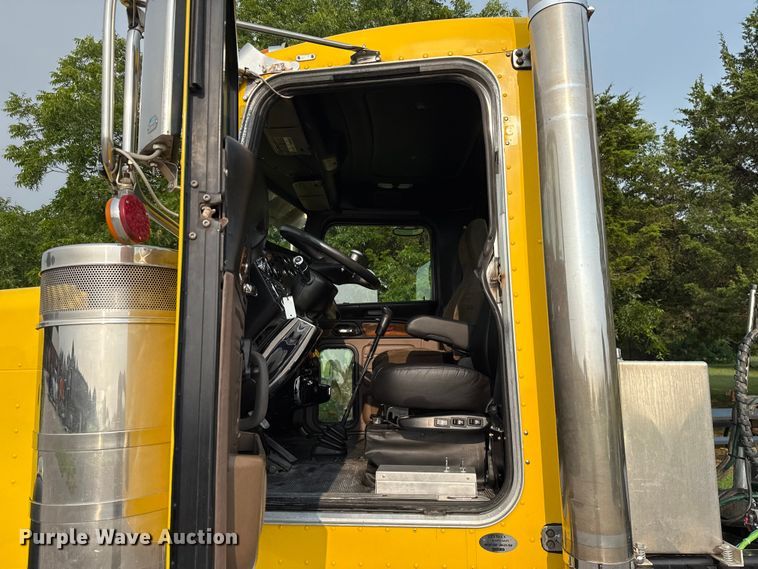 image for item ET6391 2008 Peterbilt 388 semi truck