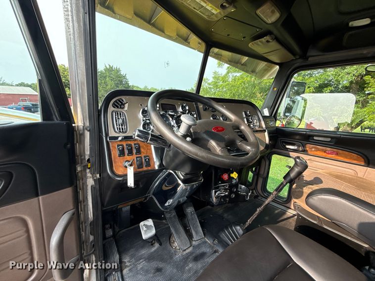 image for item ET6391 2008 Peterbilt 388 semi truck