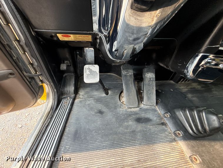 image for item ET6391 2008 Peterbilt 388 semi truck
