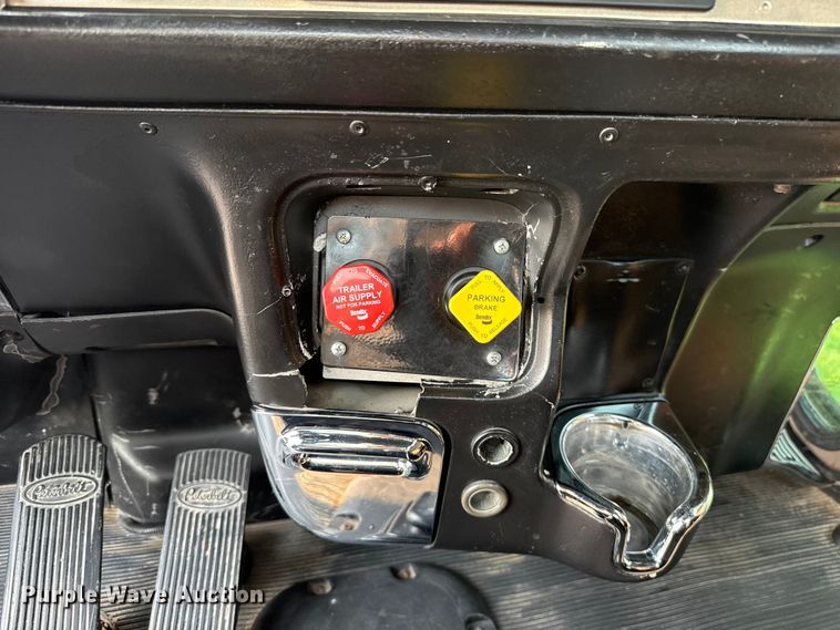 image for item ET6391 2008 Peterbilt 388 semi truck
