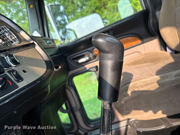 image for item ET6391 2008 Peterbilt 388 semi truck