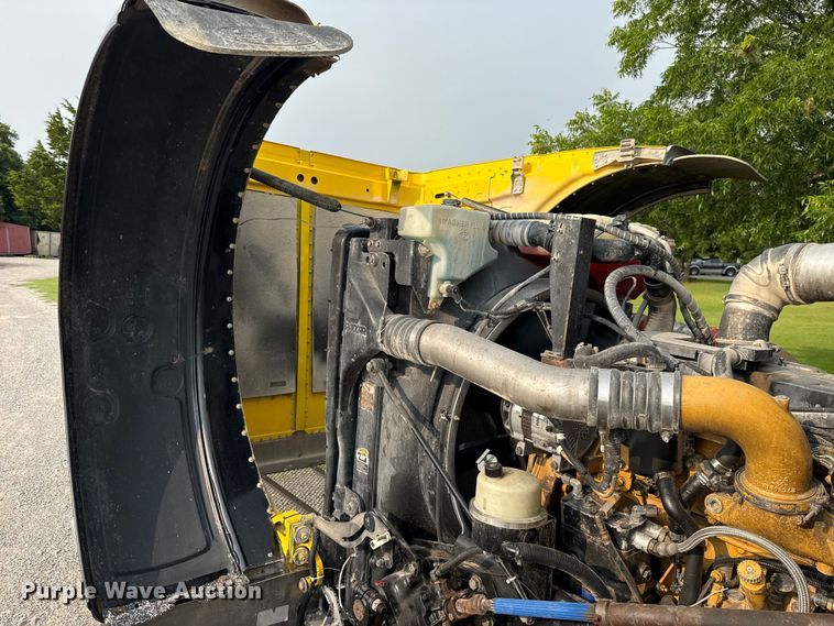 image for item ET6391 2008 Peterbilt 388 semi truck