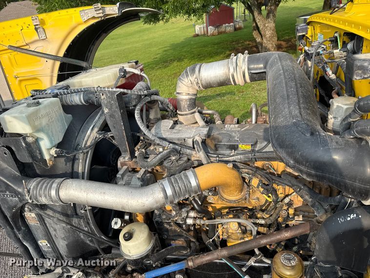 image for item ET6391 2008 Peterbilt 388 semi truck