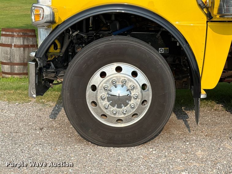 image for item ET6391 2008 Peterbilt 388 semi truck