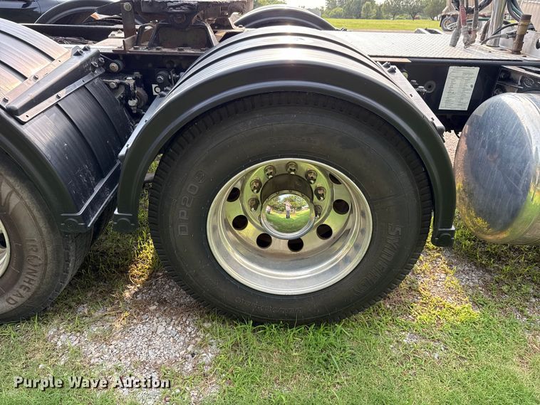 image for item ET6391 2008 Peterbilt 388 semi truck