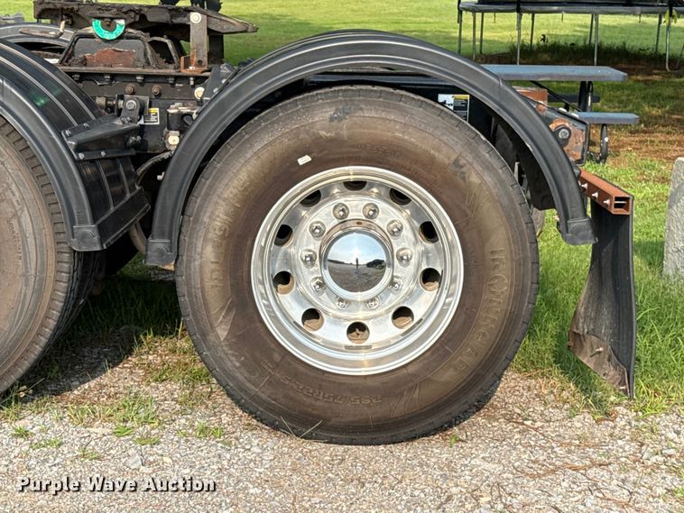 image for item ET6391 2008 Peterbilt 388 semi truck