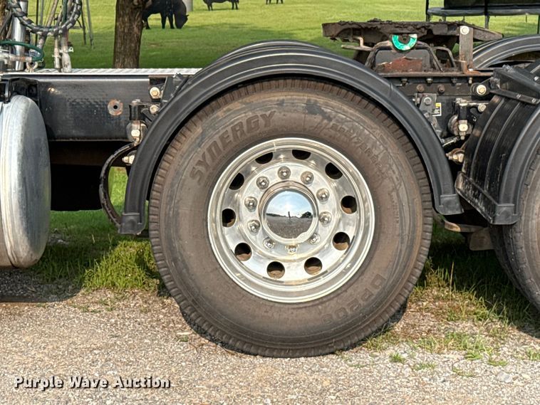 image for item ET6391 2008 Peterbilt 388 semi truck