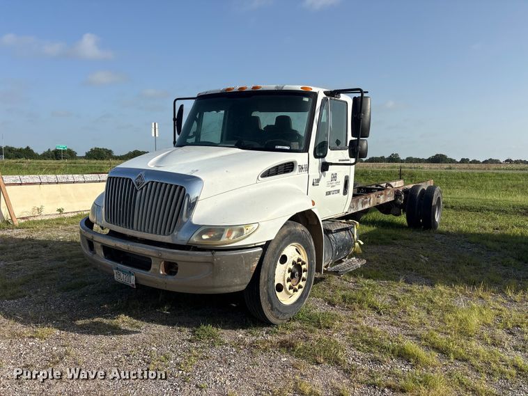 image for item EU5776 2005 International 4300 truck cab and chassis