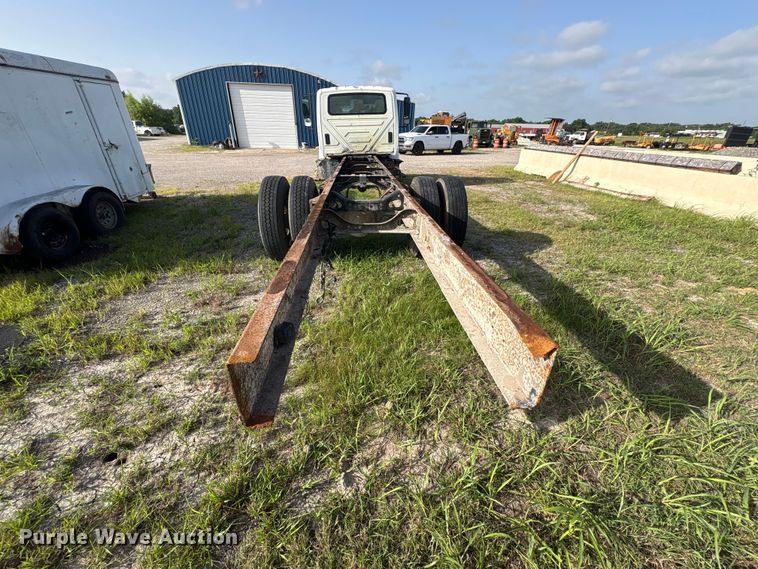 image for item EU5776 2005 International 4300 truck cab and chassis