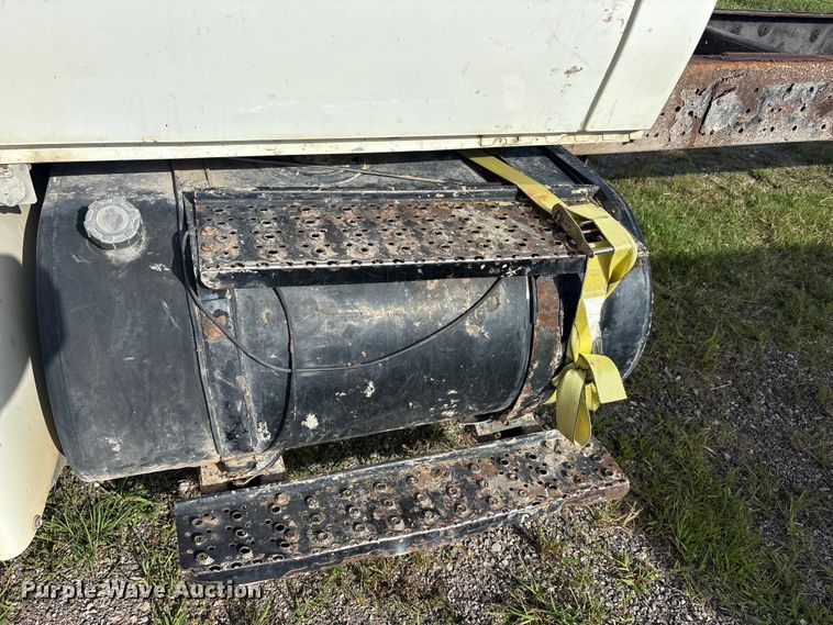 image for item EU5776 2005 International 4300 truck cab and chassis