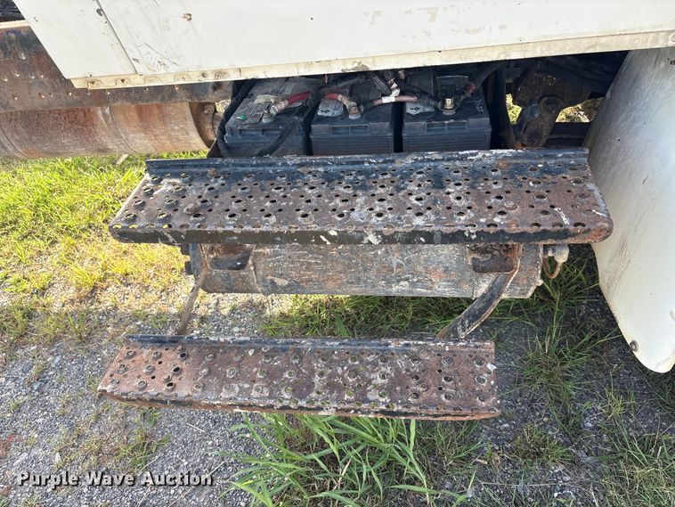 image for item EU5776 2005 International 4300 truck cab and chassis