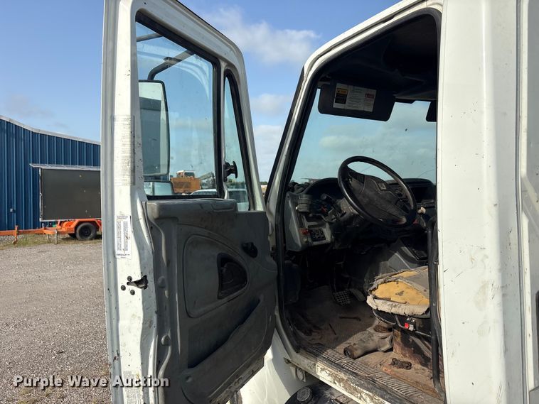 image for item EU5776 2005 International 4300 truck cab and chassis