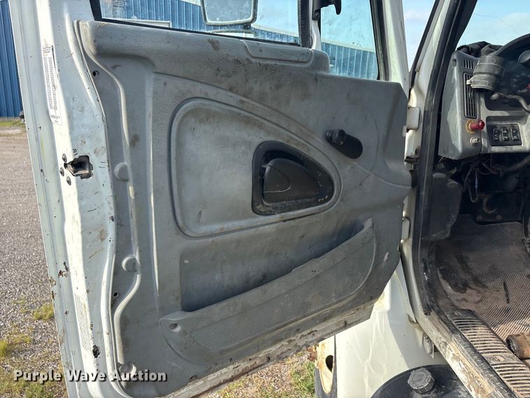 image for item EU5776 2005 International 4300 truck cab and chassis