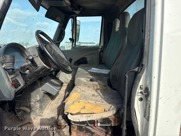 image for item EU5776 2005 International 4300 truck cab and chassis