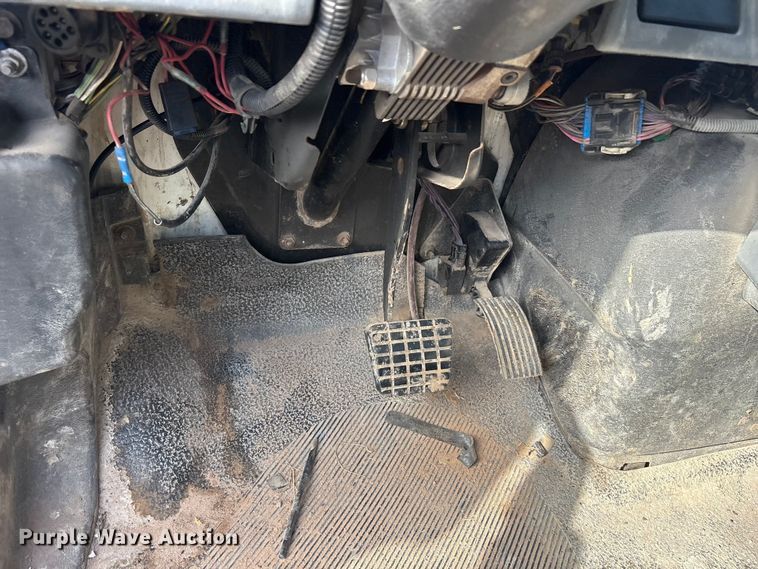 image for item EU5776 2005 International 4300 truck cab and chassis
