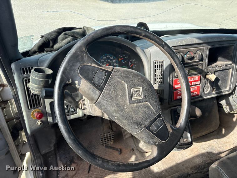 image for item EU5776 2005 International 4300 truck cab and chassis