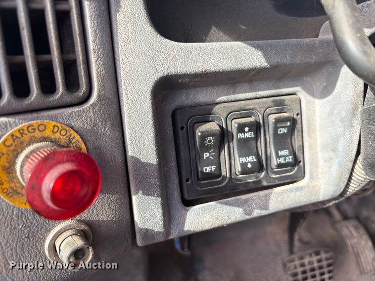 image for item EU5776 2005 International 4300 truck cab and chassis