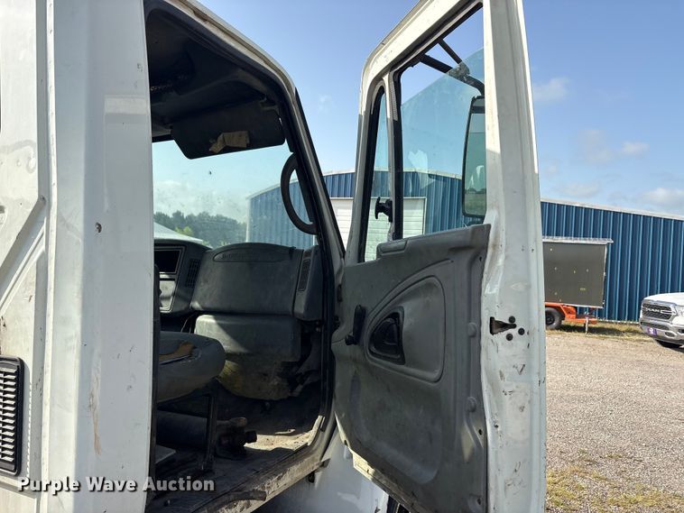 image for item EU5776 2005 International 4300 truck cab and chassis