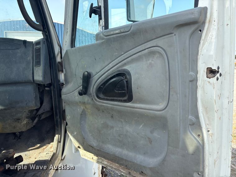 image for item EU5776 2005 International 4300 truck cab and chassis