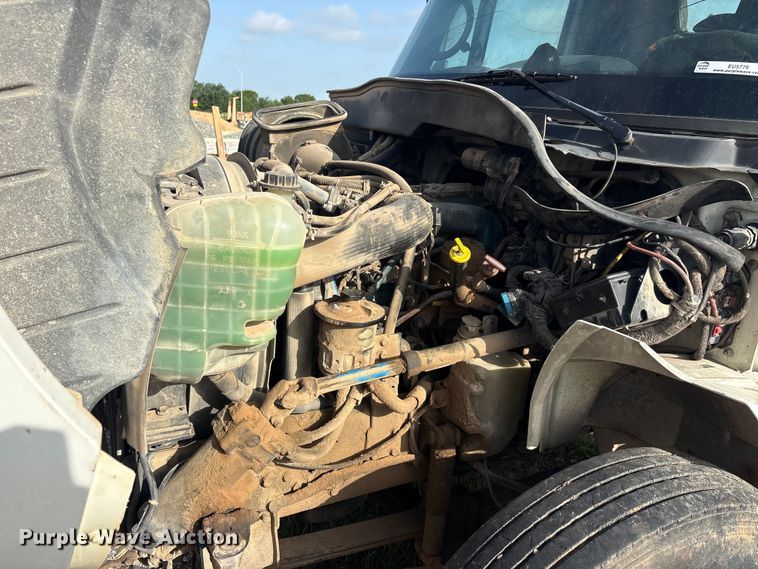 image for item EU5776 2005 International 4300 truck cab and chassis