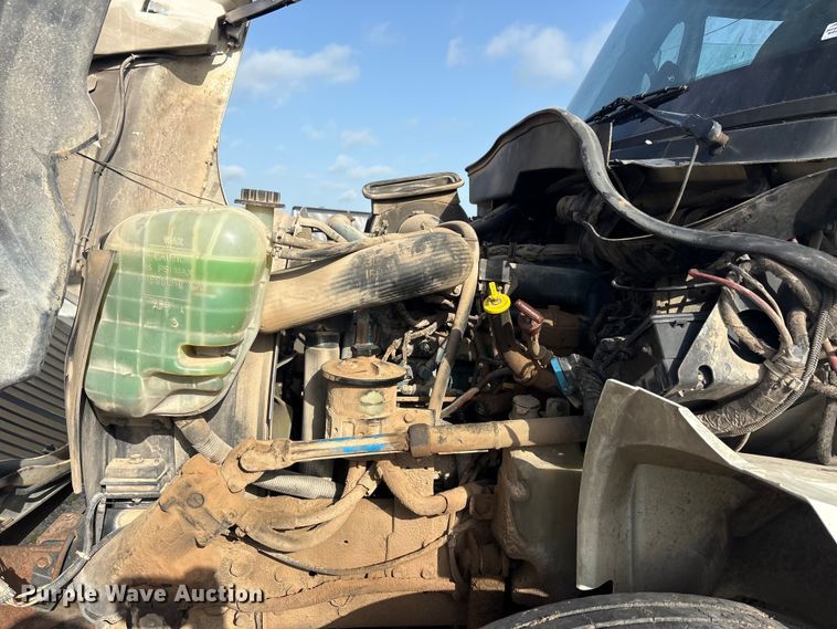 image for item EU5776 2005 International 4300 truck cab and chassis