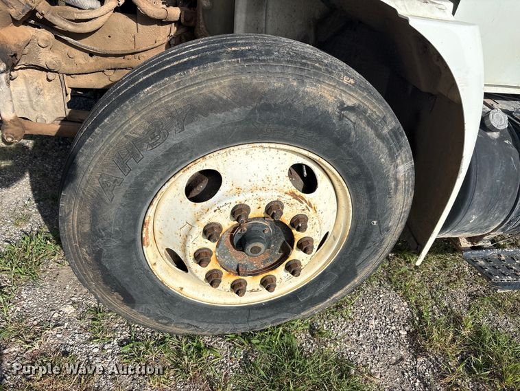 image for item EU5776 2005 International 4300 truck cab and chassis