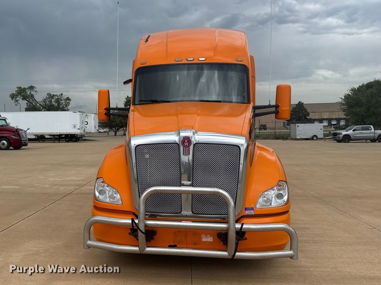 image for item EW4934 2017 Kenworth T680 semi truck